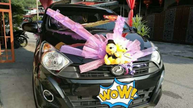 Ayla yang digunakan jadi mobil pengantin.