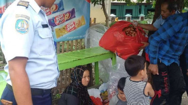 Petugas Rudenim Semarang mengusir keluarga imigran.
