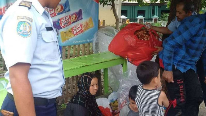 Petugas Rudenim Semarang mengusir keluarga imigran.