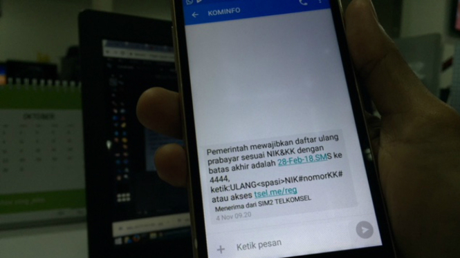 SMS imbauan untuk registrasi prabayar.