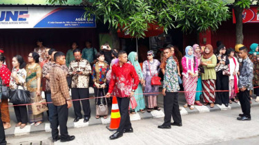 Kepadatan Masyarakat dan Relawan disepanjang jalur Kirab Kereta Kencana.