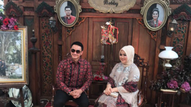  Zumi Zola dan istri