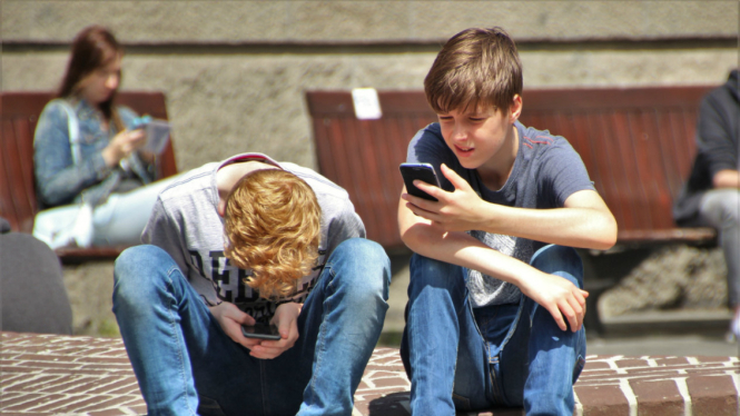 Ilustrasi anak main gadget atau smartphone