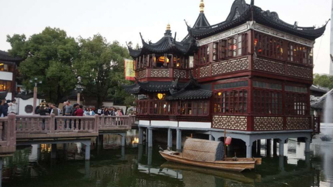 Pemandangan kolam dan jembatan di Yuyuan Garden, Shanghai.