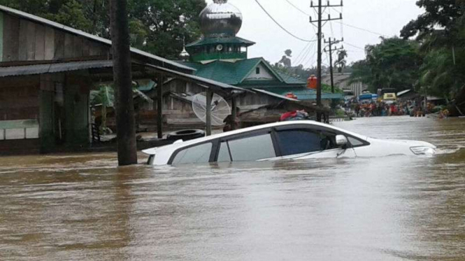 Ilustrasi mobil terendam banjir