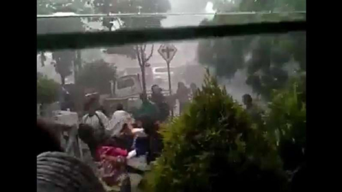 Pohon tumbang saat warga berlarian menyelamatkan diri.