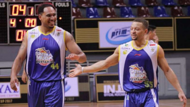 Dua bintang Satria Muda Pertamina, Dior Lowhorn (kiri) dan Kevin Bridgewaters
