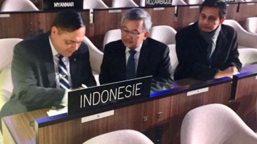 Dubes RI untuk Prancis dan UNESCO, Hotmangaradja Pandjaitan (kiri), dalam sidang UNESCO di Paris.