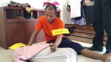 Suwandi peragakan cara membunuh kekasihnya, Samsiah.