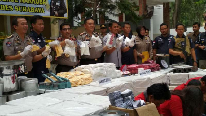 Kepala Polda Jawa Timur, Inspektur Jenderal Polisi Machfud Arifin (ketiga dari kiri), merilis kasus obat keras ilegal pada Kamis, 9 November 2017, dan kondisi rumah yang dijadikan gudang obat ilegal oleh tersangka.