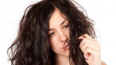 Rambut berminyak dan lepek.