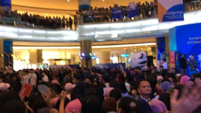 Penggemar AOA di Lotte Avenue