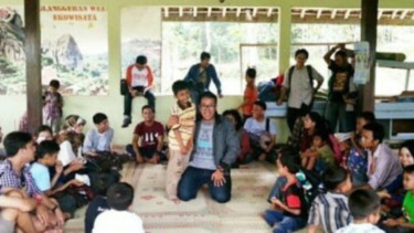 Saung Mimpi mengajar anak-anak di lerang gunung merapi