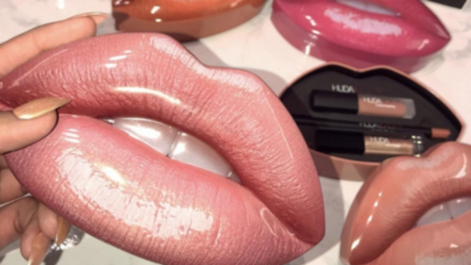 Huda lipstik dengan kemasan unik
