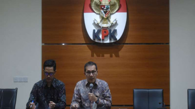 Wakil Ketua KPK Saut Situmorang (kanan) didampingi Juru Bicara Febri Diansyah
