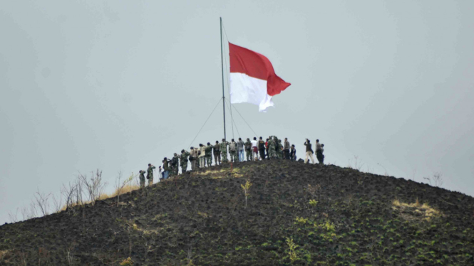 Warga yang tergabung dalam Persatuan Gabungan Lintas Masyarakat (Panglima) bersama TNI dan Polri menggelar upacara pengibaran bendera Merah Putih di Bukit Piramida, Desa Lampanah Leungah, Seulimum, Kabupaten Aceh Besar.