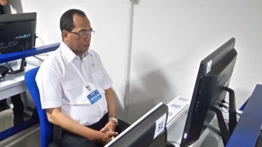 Menhub Budi Karya saat mencoba ujian teori pembuatan SIM.