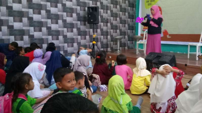 Anak-anak mendengarkan dongeng