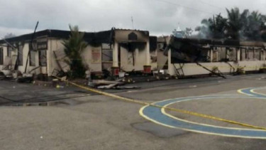 Kondisi markas Polres Dharmasraya yang dibakar dua pria.