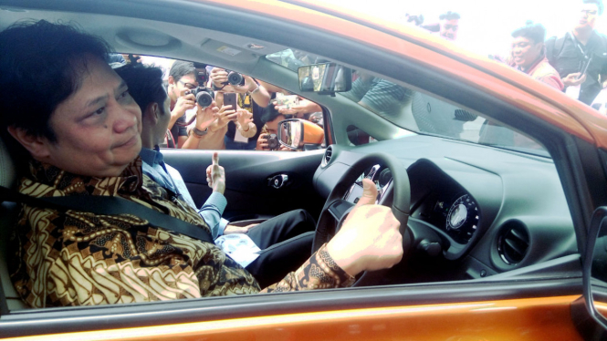 Menteri Perindustrian Airlangga Hartarto saat test drive Nissan Note e-Power.