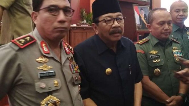 Gubernur Jatim Soekarwo (tengah).