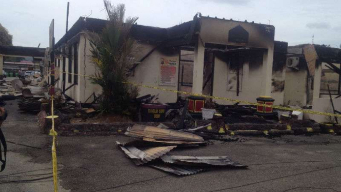 Gedung Markas Kepolisian Resor Dharmasraya di Sumatera Barat rusak total setelah dibakar oleh dua teroris pada Minggu dini hari, 12 November 2017.