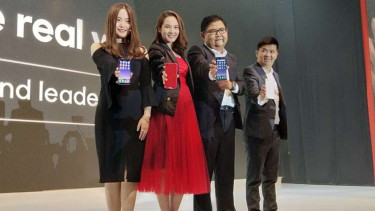Alinna Wenxin, Marketing Director Oppo Indonesia (paling kiri), saat peluncuran Oppo F5.