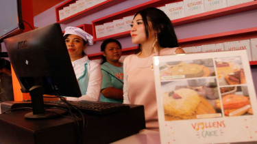 Via Vallen buka toko kue di Solo