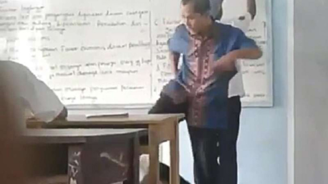 Guru SMK saat tendangi muridnya di Tangerang.