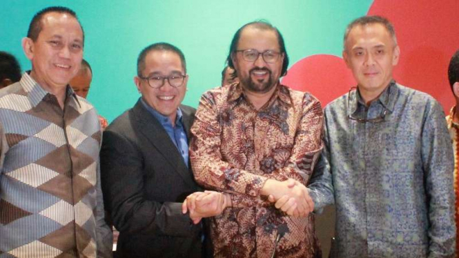 Alexander Rusli (dua kiri) dan Joy Wahjudi (paling kanan) usai RUPSLB di Jakarta, Selasa, 14 November 2017.