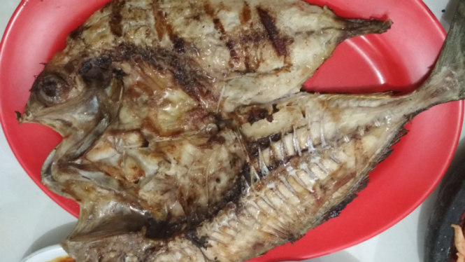 Menu ikan bakar di RM Asia Baru Jalan Embong Malang Surabaya, Jawa Timur.