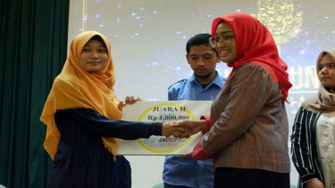 Yazidah, peraih juara 2 pada Lomba Esai Nasional.