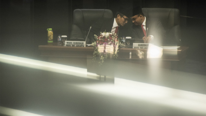 Gubernur DKI Jakarta, Anies Baswedan dan Wakil Guberur Sandiaga Uno saat serahkan RAPBD 2018 dalam rapat dengan DPRD.