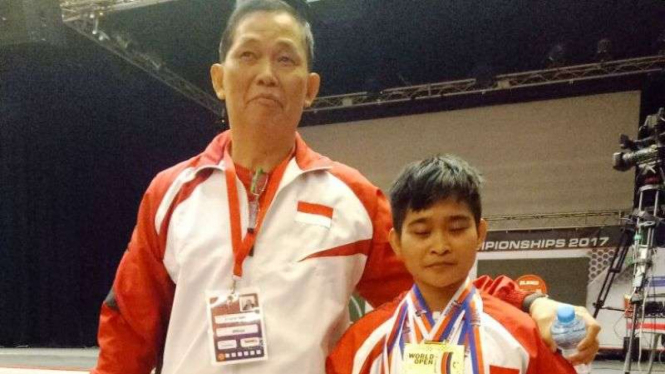 Lifter Putri Widari (kanan) raih 3 emas di Kejuaraan Dunia Angkat Berat.