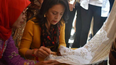 Kegiatan membatik dalam pameran produk UMKM RI di Ekuador.
