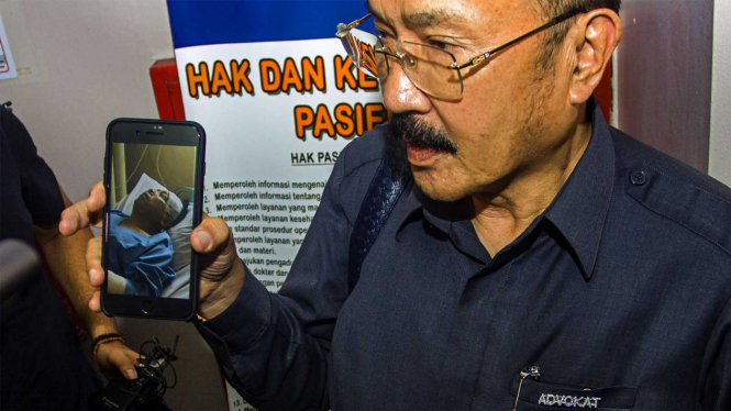 Pengacara Setya Novanto, Fredrich Yunandi, saat menunjukkan foto kondisi kliennya usai kecelakaan beberapa waktu lalu.