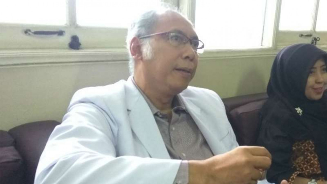 Dr Bimanesh Sutarjo, dokter pada Rumah Sakit Medika Permata Hijau yang menangani pasien Setya Novanto akibat kecelakaan, dalam konferensi pers di Jakarta pada Jumat, 17 November 2017.