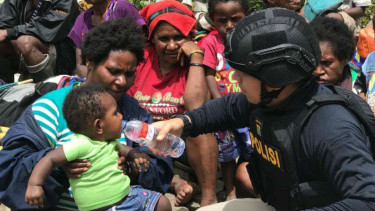  Warga yang sempat disandera kelompok kriminal bersenjata di Tembagapura, Timika, Papua, dilaporkan berhasil dibebaskan pada Jumat pagi, 17 November 2017.