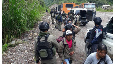  Personel TNI dan Polri melakukan proses evakuasi sejumalh warga di Desa Banti dan Kimbely Tembagapura yang sejak sepekan lalu diisolasi oleh kelompok bersenjata, Jumat (17/11/2017)
