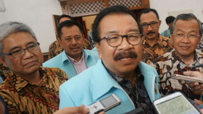 Ketua Partai Demokrat Jawa Timur, Soekarwo, usai menerima penganugerahan anggota kehormatan alumni Universitas Sebelas Maret Surakarta pada Jumat, 16 November 2017.