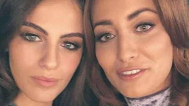 Miss Israel Adar Gandelsman dan Miss Irak Sarah Eedan berfoto bersama.