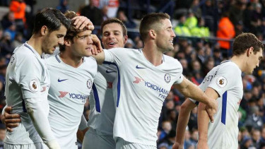 Para pemain Chelsea merayakan gol Marcos Alonso (kedua dari kiri)
