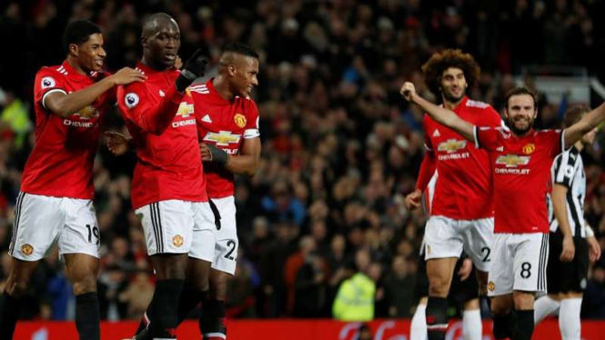 Para pemain Manchester United merayakan gol Romelu Lukaku (kedua dari kiri)