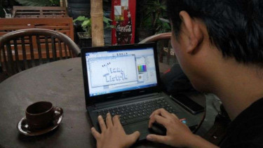 Frida Dwi saat membuat game Tiang Listrik.