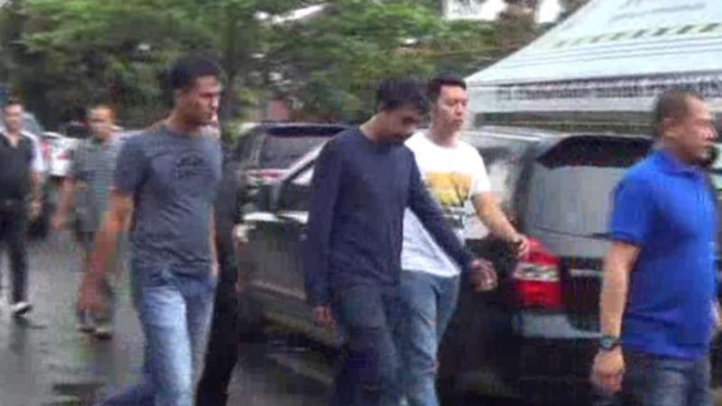 Para pelaku pencekokan miras terhadap satwa di Taman Safari.