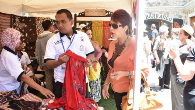 Candra (baju putih) di Booth Indonesia saat dikunjungi konsumen Ekuador
