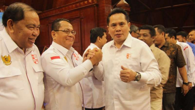 Wakil Ketua Umum PB PRSI, Sarman Simanjorang berjabat tangan dengan Ketua Terpil