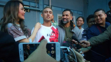 Axel Thomas, anak Jeremy Thomas, saat bebas dari tahanan.