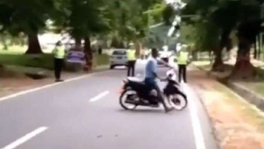 Remaja berusaha kabur dari razia polisi.