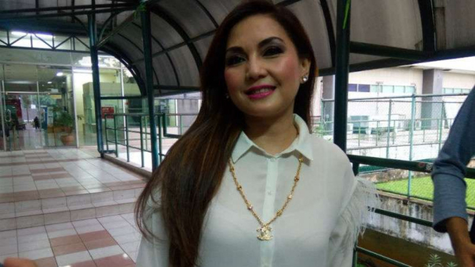 Penyanyi Nia Daniaty